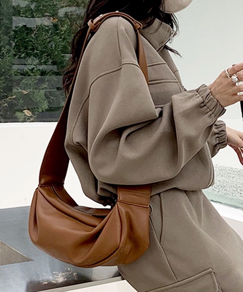 florist(フローリスト)の「【2WAY】くったり横長ソフトレザーワイドショルダーバッグ(ショルダーバッグ・レディース・キャメル/ブラック/ダークブラウン/ピンク/ライム/オフホワイト・FREE)」の21枚目の写真