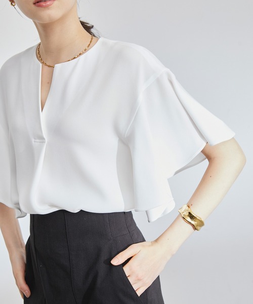 ROPE'(ロペ)の「バックサテンジョーゼットラッフルスリーブブラウス(シャツ/ブラウス・レディース・ホワイト/サックスブルー・38)」の4枚目の写真