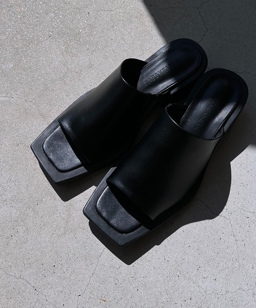 y/m by RIKA(イムバイリカ)の「スクエアトゥサンダル(サンダル・レディース・ブラック/ホワイト・LARGE/MEDIUM/SMALL)」の5枚目の写真