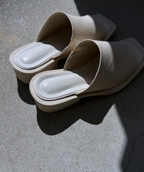 y/m by RIKA(イムバイリカ)の「スクエアトゥサンダル(サンダル・レディース・ブラック/ホワイト・LARGE/MEDIUM/SMALL)」の3枚目の写真