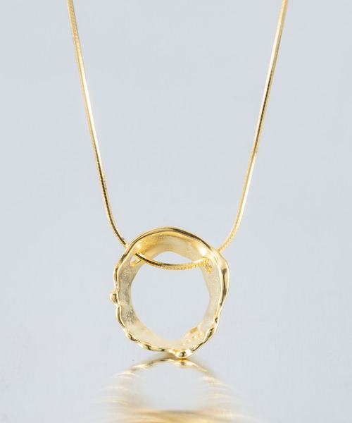 Rocky Monroe（ロッキーモンロー）の「シルバー925 ユニセックス トップ ネックレス（ネックレス・メンズ・その他1/その他6/D/その他34/B/R/その他2/E/その他19/その他3/F/V/O/その他14/その他28/ゴールド系1/その他23/W/その他22/Q/その他15/その他29/ゴールド系3/ゴールド/ゴールド系4/その他33/その他18/N/その他20/T/ゴールド系6/その他26/I/C/その他10/H/その他/その他24/その他16/K/その他4/その他30/その他5/S/L/その他12/その他32/その他11/ゴールド系2/その他31/その他17/G/ゴールド系5/その他35/その他8/A/ゴールド系/その他25/その他21/U/ゴールド系7/P/その他13/J/その他27/その他9/その他7/M・FREE）」の4枚目の写真