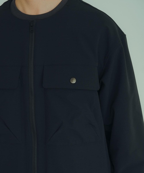 ITEMS URBANRESEARCH（アイテムズ アーバンリサーチ）の「撥水×ストレッチナイロンノーカラージャケット（ナイロンジャケット・メンズ・ネイビー/ブラック・LARGE/MEDIUM）」の5枚目の写真