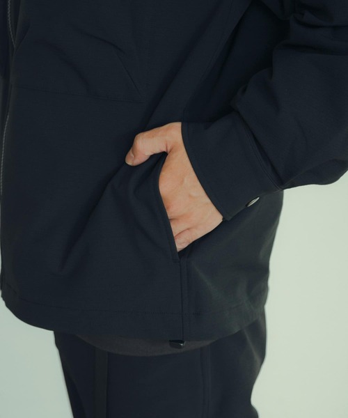 ITEMS URBANRESEARCH（アイテムズ アーバンリサーチ）の「撥水×ストレッチナイロンノーカラージャケット（ナイロンジャケット・メンズ・ネイビー/ブラック・LARGE/MEDIUM）」の6枚目の写真
