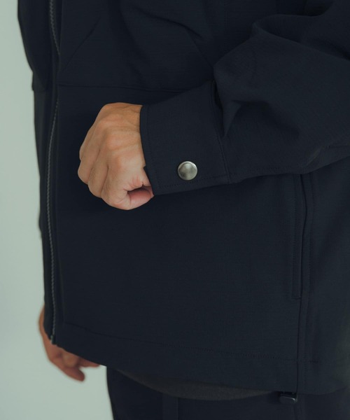 ITEMS URBANRESEARCH（アイテムズ アーバンリサーチ）の「撥水×ストレッチナイロンノーカラージャケット（ナイロンジャケット・メンズ・ネイビー/ブラック・LARGE/MEDIUM）」の7枚目の写真