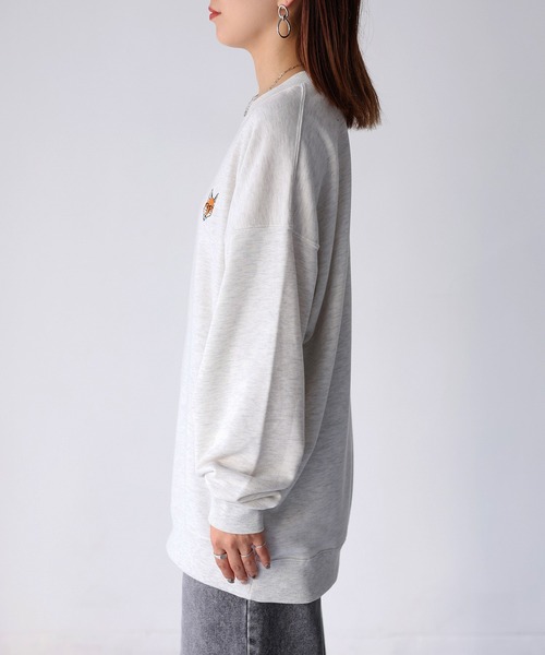 Riberry(リベリー)の「めがねキツネ胸刺繍スウェット(スウェット・レディース・チャコールグレー/オートミール・FREE)」の5枚目の写真