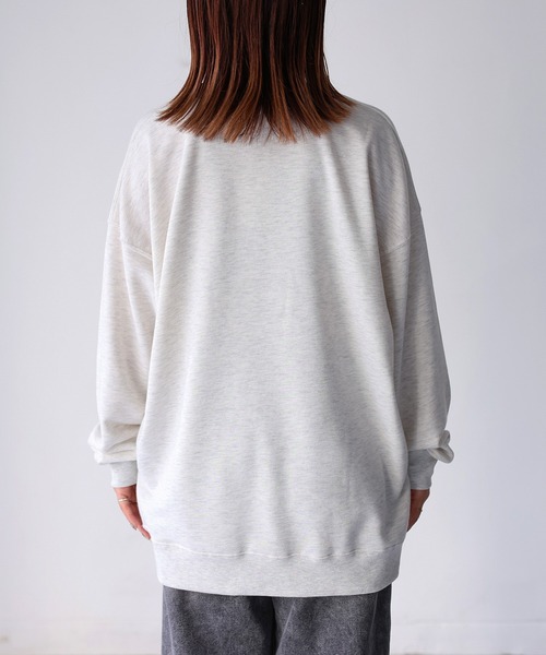 Riberry(リベリー)の「めがねキツネ胸刺繍スウェット(スウェット・レディース・チャコールグレー/オートミール・FREE)」の6枚目の写真