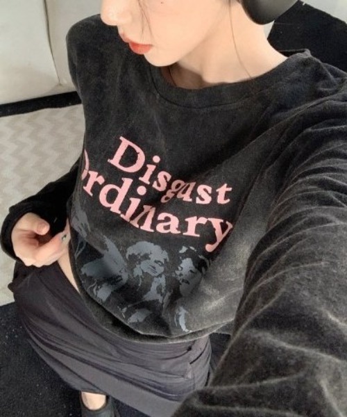 COMON+(コモンプラス)の「サイド スピンドル ギャザー プリント 長袖 Tシャツ(Tシャツ/カットソー・レディース・ブラック系・L/M)」の2枚目の写真