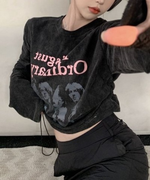 COMON+(コモンプラス)の「サイド スピンドル ギャザー プリント 長袖 Tシャツ(Tシャツ/カットソー・レディース・ブラック系・L/M)」の4枚目の写真