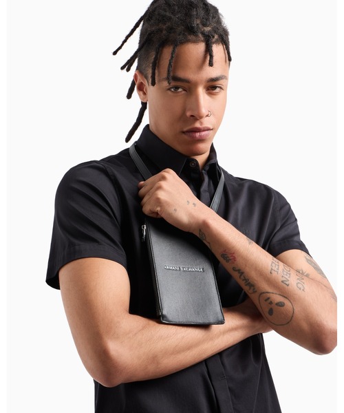 ARMANI EXCHANGE（アルマーニエクスチェンジ）の「【A|X アルマーニ エクスチェンジ】AXロゴ　ストラップ付き小物入れ（その他小物・メンズ・ブラック/コバルトブルー/ダークオレンジ・FREE）」の4枚目の写真