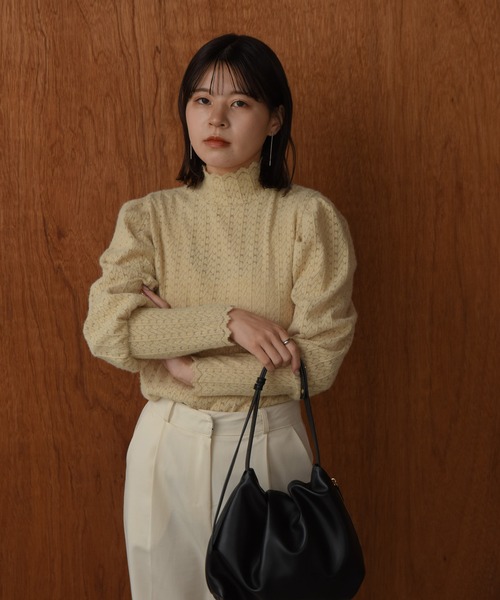 I_am(アイアム)の「scallop shoulder tuck blouse / スカラップショルダータックブラウス(シャツ/ブラウス・レディース・アイボリー/ブラック/ベージュ・FREE)」の3枚目の写真