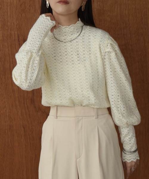 I_am(アイアム)の「scallop shoulder tuck blouse / スカラップショルダータックブラウス(シャツ/ブラウス・レディース・アイボリー/ブラック/ベージュ・FREE)」の2枚目の写真