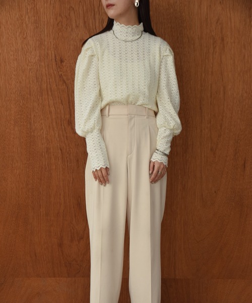 I_am(アイアム)の「scallop shoulder tuck blouse / スカラップショルダータックブラウス(シャツ/ブラウス・レディース・アイボリー/ブラック/ベージュ・FREE)」の5枚目の写真