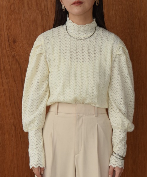 I_am(アイアム)の「scallop shoulder tuck blouse / スカラップショルダータックブラウス(シャツ/ブラウス・レディース・アイボリー/ブラック/ベージュ・FREE)」の6枚目の写真