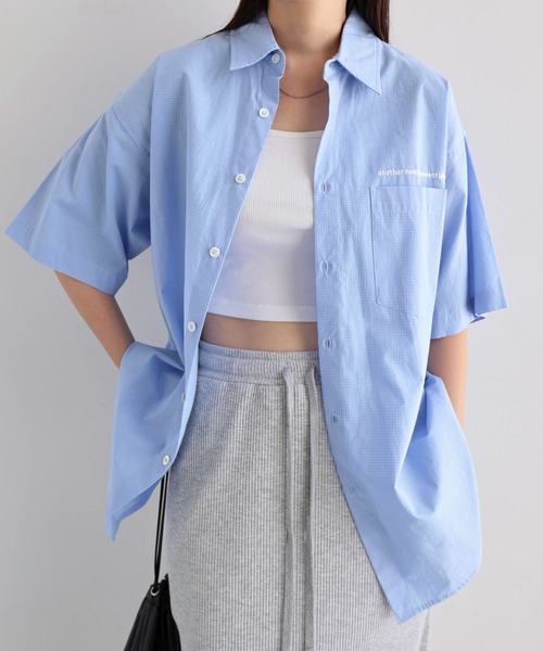 ANME(アンメ)の「ANMEエンブロイダリーロゴオーバーサイズ半袖チェックシャツ(シャツ/ブラウス・レディース・ネイビー系/ホワイト系/サックスブルー系・M/L/XL)」の1枚目の写真