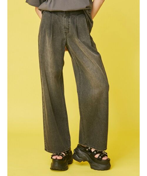 EVRIS(エヴリス)の「ウエストタックボリュームデニムパンツ(デニムパンツ・レディース・ブラック/ブルー・SMALL/MEDIUM)」の2枚目の写真