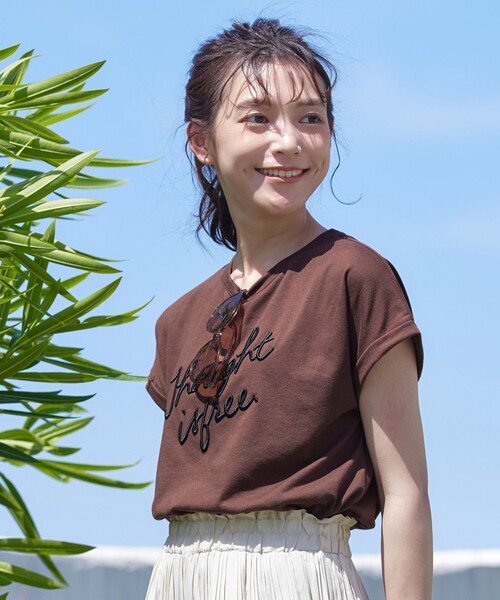 Tiaclasse（ティアクラッセ）の「立体刺繍ロゴTシャツカットソー（Tシャツ/カットソー・レディース・オフホワイト/ブラウン/ブラック・FREE）」の3枚目の写真