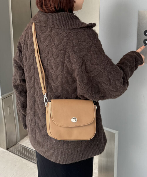 DISCOAT（ディスコート）の「ニュアンス金具フラップショルダーバッグ（ショルダーバッグ・レディース・ブラック/キャメル/ブラウン・FREE）」の4枚目の写真