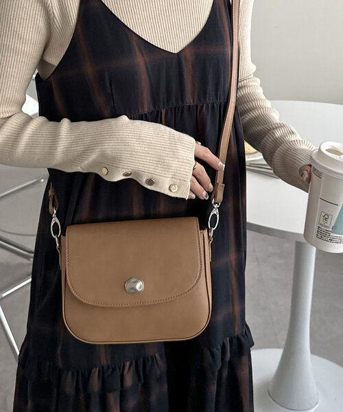 DISCOAT（ディスコート）の「ニュアンス金具フラップショルダーバッグ（ショルダーバッグ・レディース・ブラック/キャメル/ブラウン・FREE）」の8枚目の写真