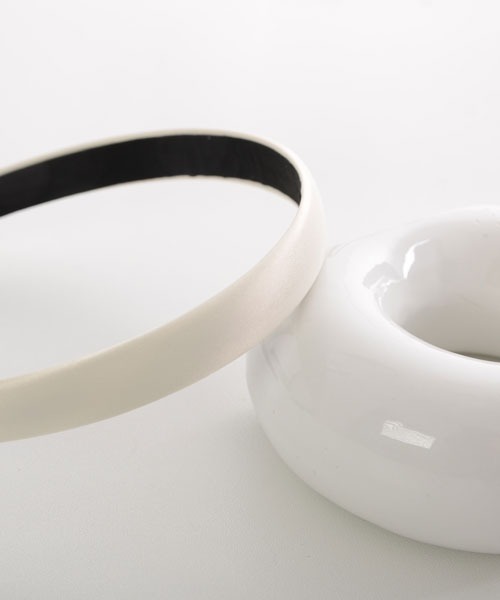 VIBGYOR Women（ヴィブジョー　ウィメン）の「【float】ベーシック サテン カチューシャ【8色展開】（カチューシャ・レディース・ブラック/グレー/ダークグリーン/ベージュ/ホワイト/ブラウン/モスグリーン/ボルドー・FREE）」の10枚目の写真