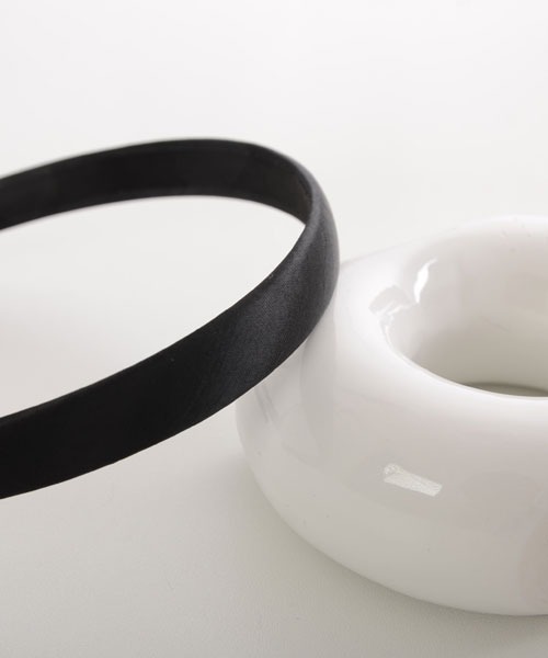 VIBGYOR Women（ヴィブジョー　ウィメン）の「【float】ベーシック サテン カチューシャ【8色展開】（カチューシャ・レディース・ブラック/グレー/ダークグリーン/ベージュ/ホワイト/ブラウン/モスグリーン/ボルドー・FREE）」の12枚目の写真