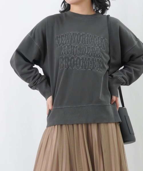 LUCA/LADY LUCK LUCA（ルカ/レディラックルカ）の「LC/LLL ピグメント加工刺繍ロゴスウェット（スウェット・レディース・チャコールグレー/グレイッシュベージュ・FREE）」の3枚目の写真