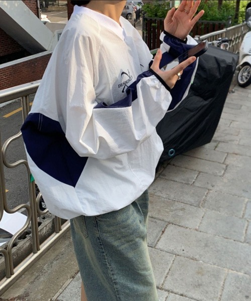 LYEON（リヨン）の「【ユニセックス】Vネックナイロンプルオーバー（Tシャツ/カットソー・レディース・ネイビー/ホワイト/ブラック・FREE）」の4枚目の写真