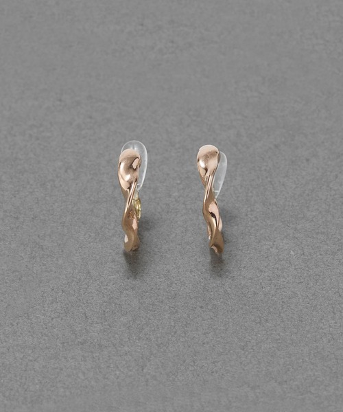 Phoebe（フィービィー）の「【金属アレルギー対応】【痛くないシリーズ】モーションメタルクリスタルループフィットイヤリング（イヤリング・レディース・イエローゴールド/シャンパン・FREE）」の2枚目の写真