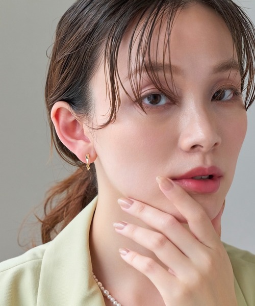 Phoebe（フィービィー）の「【金属アレルギー対応】【痛くないシリーズ】モーションメタルクリスタルループフィットイヤリング（イヤリング・レディース・イエローゴールド/シャンパン・FREE）」の3枚目の写真