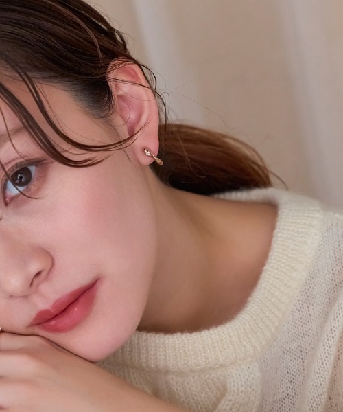 Phoebe（フィービィー）の「【金属アレルギー対応】【痛くないシリーズ】モーションメタルクリスタルループフィットイヤリング（イヤリング・レディース・イエローゴールド/シャンパン・FREE）」の7枚目の写真