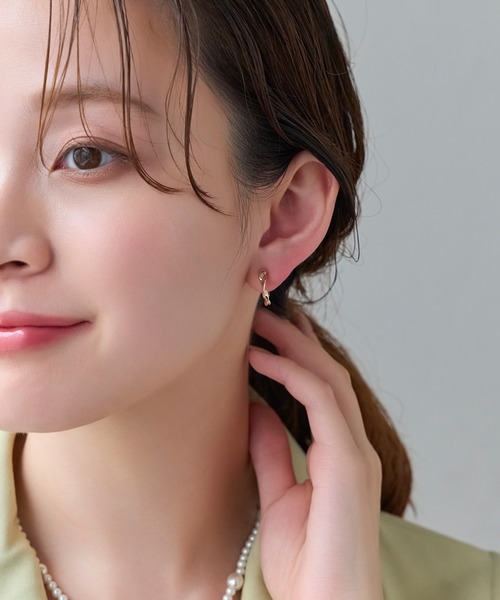 Phoebe（フィービィー）の「【金属アレルギー対応】【痛くないシリーズ】モーションメタルクリスタルループフィットイヤリング（イヤリング・レディース・イエローゴールド/シャンパン・FREE）」の8枚目の写真
