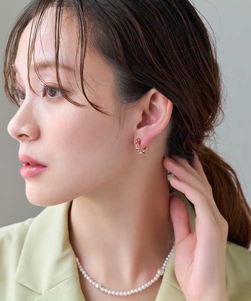 Phoebe（フィービィー）の「【金属アレルギー対応】【痛くないシリーズ】モーションメタルクリスタルループフィットイヤリング（イヤリング・レディース・イエローゴールド/シャンパン・FREE）」の9枚目の写真