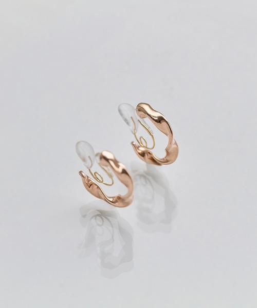 Phoebe（フィービィー）の「【金属アレルギー対応】【痛くないシリーズ】モーションメタルクリスタルループフィットイヤリング（イヤリング・レディース・イエローゴールド/シャンパン・FREE）」の10枚目の写真