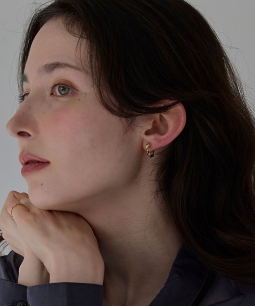 Phoebe（フィービィー）の「【金属アレルギー対応】【痛くないシリーズ】モーションメタルクリスタルループフィットイヤリング（イヤリング・レディース・イエローゴールド/シャンパン・FREE）」の19枚目の写真