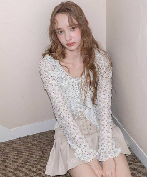 MAJESTIC LEGON(マジェスティックレゴン)の「フリルカラーリボンカーディガン(Tシャツ/カットソー・レディース・アイボリー/ホワイト系その他/ブラック系その他/ホワイト系その他2/ブルー系その他2/ブラック/オフホワイト・MEDIUM)」の4枚目の写真