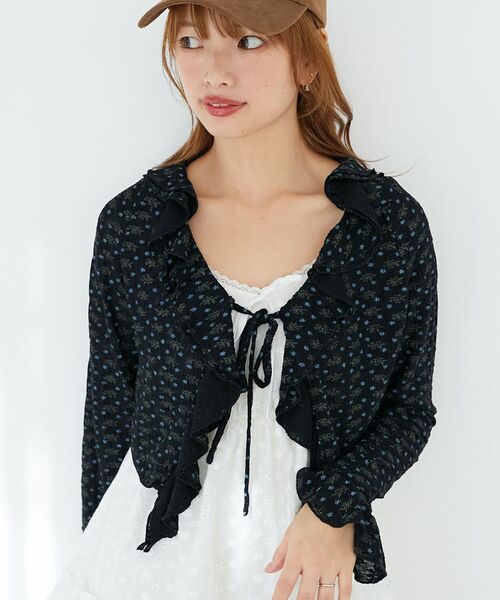 MAJESTIC LEGON(マジェスティックレゴン)の「フリルカラーリボンカーディガン(Tシャツ/カットソー・レディース・アイボリー/ホワイト系その他/ブラック系その他/ホワイト系その他2/ブルー系その他2/ブラック/オフホワイト・MEDIUM)」の1枚目の写真