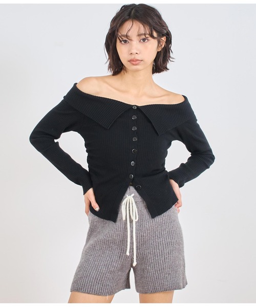 ANAP(アナップ)の「ボタンデザインオフショルトップス(Tシャツ/カットソー・レディース・アイボリー/ブラック/カーキ・FREE)」の2枚目の写真