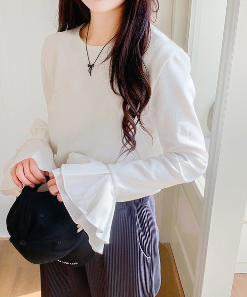 by LEGNA(バイレグナ)の「レイヤード風フリル袖カットソー(Tシャツ/カットソー・レディース・ブラック/ホワイト・MEDIUM/LARGE)」の3枚目の写真