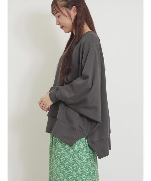Samansa Mos2（サマンサ モスモス）の「ドルマンスリーブゆるスウェット（Tシャツ/カットソー・レディース・チャコールグレー/キナリ/ブルー/ブラウン・F）」の6枚目の写真