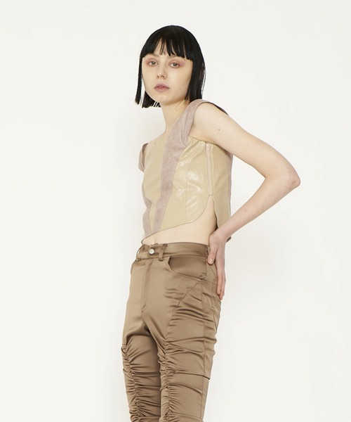 VIAVANDA（ヴィアヴァンダ）の「VIA FAKE LEATHER TANK（タンクトップ・レディース・ブラック/ベージュ/ブラウン・FREE）」の7枚目の写真