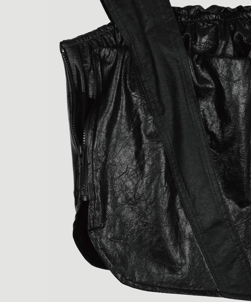 VIAVANDA（ヴィアヴァンダ）の「VIA FAKE LEATHER TANK（タンクトップ・レディース・ブラック/ベージュ/ブラウン・FREE）」の22枚目の写真