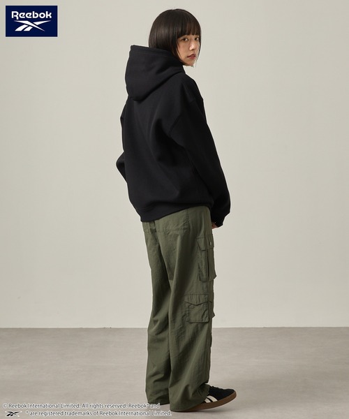 Reebok（リーボック）の「Reebok/リーボック 別注ダブルロゴ刺繍/プリント ビッグシルエットプルオーバーパーカー（パーカー・レディース・アッシュグレー/ブラック/ダークネイビー/オフホワイト・L/M）」の20枚目の写真