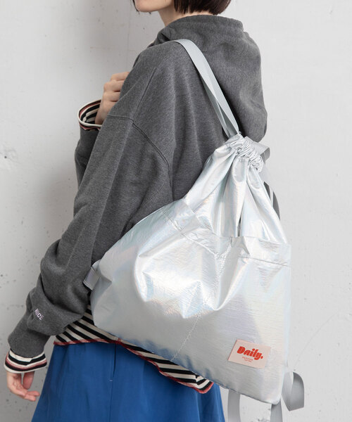 POU DOU DOU（プードゥドゥ）の「＜Daily＞ナイロンビッグポケットナップサック（バックパック/リュック・レディース・ブラック/ブルー/シルバー・フリー）」の3枚目の写真