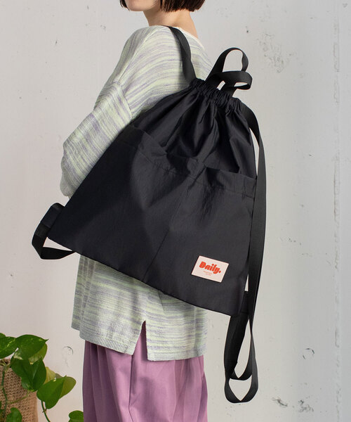 POU DOU DOU（プードゥドゥ）の「＜Daily＞ナイロンビッグポケットナップサック（バックパック/リュック・レディース・ブラック/ブルー/シルバー・フリー）」の2枚目の写真