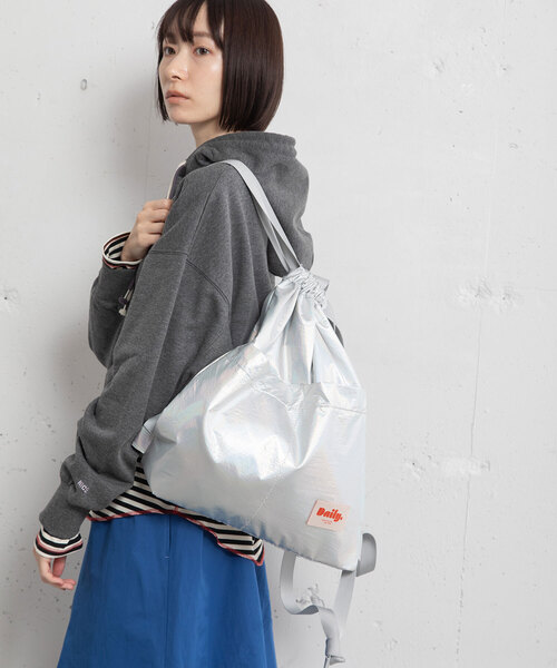 POU DOU DOU（プードゥドゥ）の「＜Daily＞ナイロンビッグポケットナップサック（バックパック/リュック・レディース・ブラック/ブルー/シルバー・フリー）」の5枚目の写真