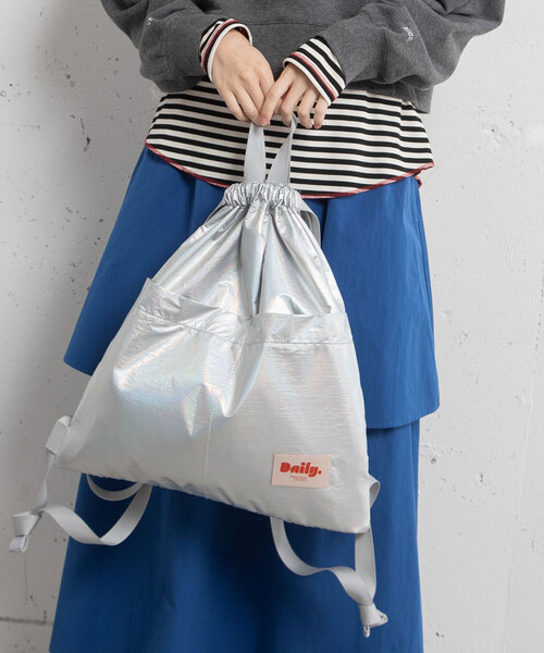 POU DOU DOU（プードゥドゥ）の「＜Daily＞ナイロンビッグポケットナップサック（バックパック/リュック・レディース・ブラック/ブルー/シルバー・フリー）」の6枚目の写真