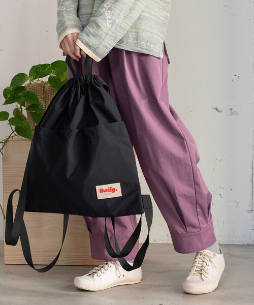 POU DOU DOU（プードゥドゥ）の「＜Daily＞ナイロンビッグポケットナップサック（バックパック/リュック・レディース・ブラック/ブルー/シルバー・フリー）」の9枚目の写真