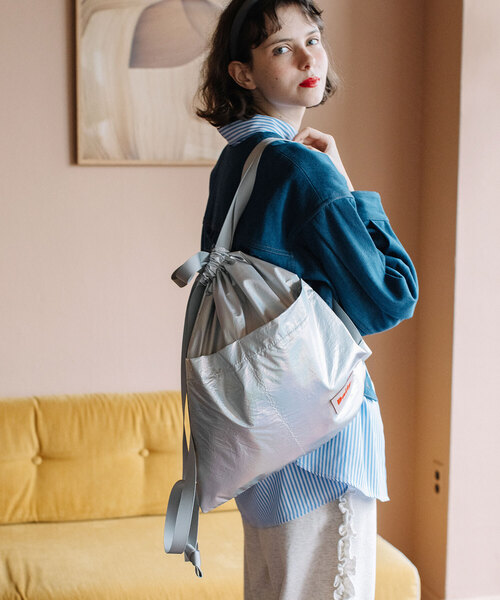 POU DOU DOU（プードゥドゥ）の「＜Daily＞ナイロンビッグポケットナップサック（バックパック/リュック・レディース・ブラック/ブルー/シルバー・フリー）」の13枚目の写真