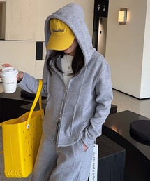 リラックス感溢れるフード付きジップアップシルエット