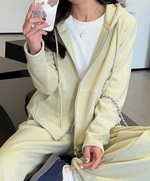 リラックス感溢れるフード付きジップアップシルエット