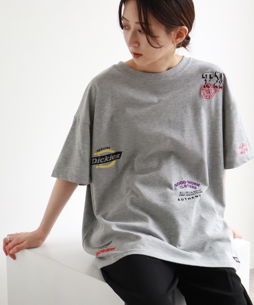 Dickies(ディッキーズ)の「【GENUINE DICKIES/ジェニュインディッキーズ】ランダムロゴ 半袖 デザインTシャツ(Tシャツ/カットソー・レディース・ブルーグレー/オフホワイト/杢グレー・M/L)」の3枚目の写真